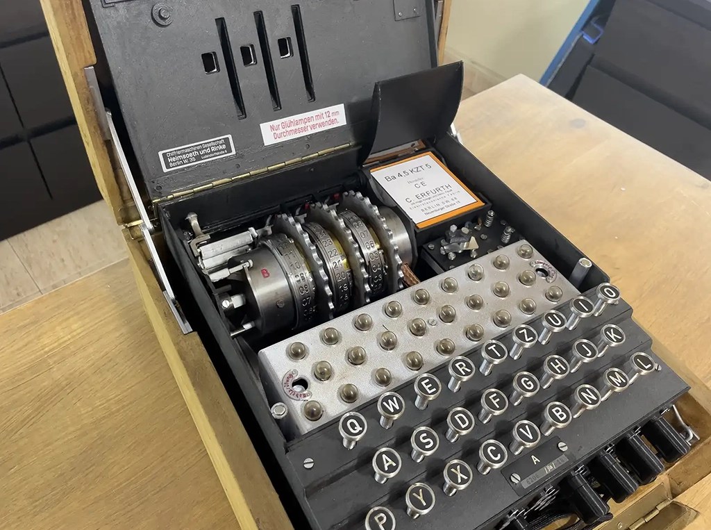 Réplica Enigma preparada para exposición